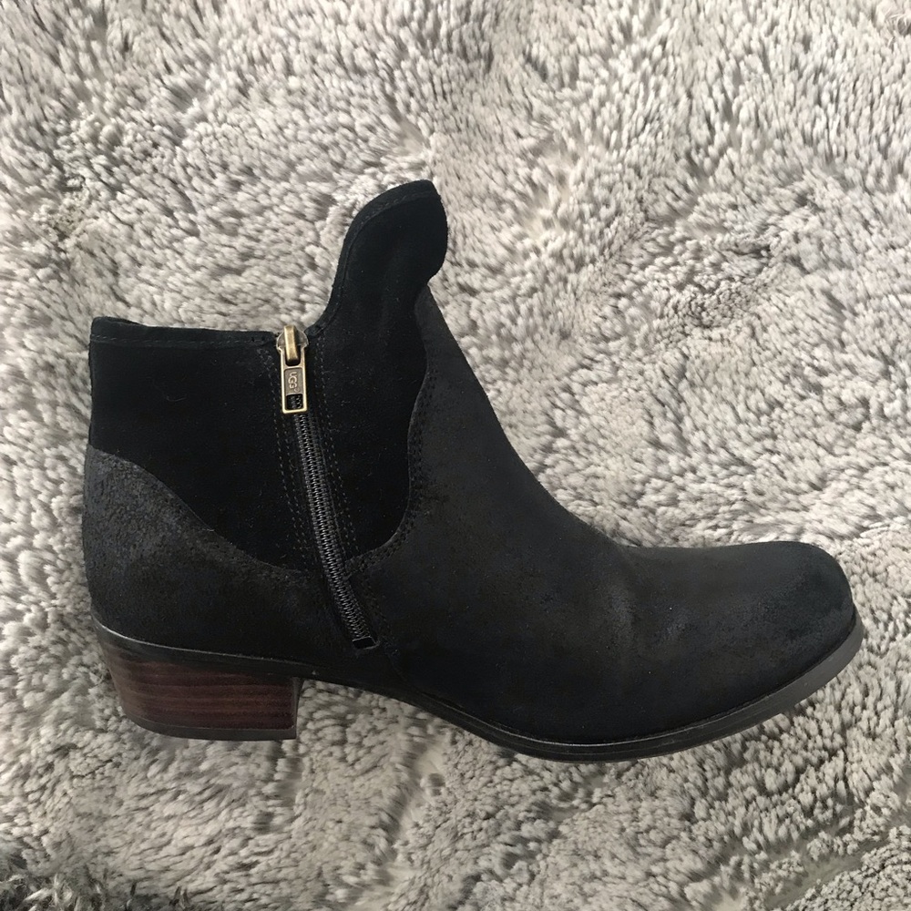 UGG ankle snow boot. Size 5